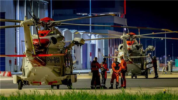 Die niederländsiche Küstenwache hat zwei Hubschrauber im Einsatz, um die Lage auf der „Fremantle Highway“ unter Kontrolle zu behalten.