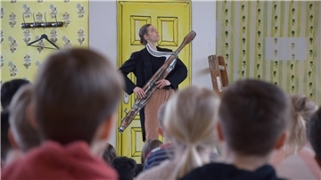 Kinder schauen in der Grundschule Atens das Theaterstück „Die 9. Sinfonie der Tiere“ der Nimmerland-Theaterproduktion. 