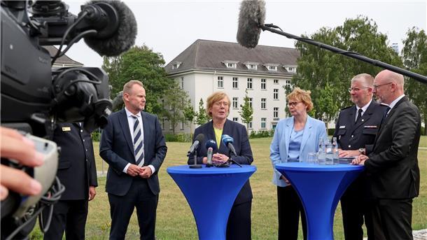Küstenländer forcieren Drohnenabwehr -Schutzschirm im Norden Die Nord-Innenministerrunde tagte in Rostock (von links nach rechts): Andy Grote (SPD), Sabine Sütterlin-Waack (CDU), Daniela Behrens (SPD), Jörg Nero vom Landesfeuerwehrverband Schleswig-Holstein und Christian Pegel (SPD).