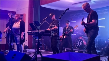 Die Nordenhamer Band Beyond Heaven steht auf einer Bühne und macht Musik. Sie punktete bei „Rock over Seefeld" mit Coversongs aus Rock und Pop.