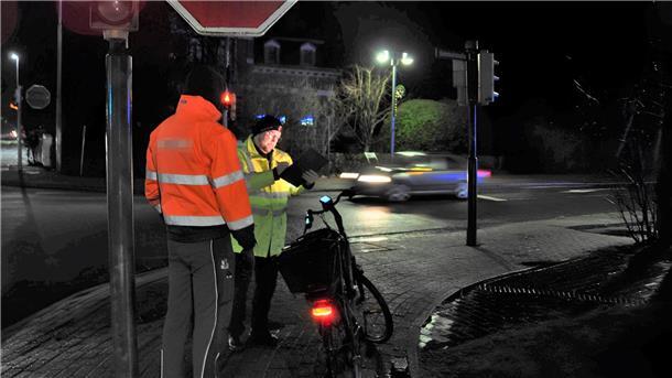 Die Nordenhamer Polizei hat am Mittwochmorgen zahlreiche Fahrradfahrer kontrolliert. Der Polizeibeamte Daniel Schönig macht auf unserem Foto eine Mängelliste fertig. Die Karte bekommt der Verkehrsteilnehmer, dessen Rad Mängel aufweist. Sind die Mängel behoben, zeigt derjenige das Fahrrad beim Polizeikommissariat vor, und der Fall ist erledigt.