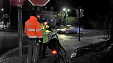 Die Nordenhamer Polizei hat am Mittwochmorgen zahlreiche Fahrradfahrer kontrolliert. Der Polizeibeamte Daniel Schönig macht auf unserem Foto eine Mängelliste fertig. Die Karte bekommt der Verkehrsteilnehmer, dessen Rad Mängel aufweist. Sind die Mängel behoben, zeigt derjenige das Fahrrad beim Polizeikommissariat vor, und der Fall ist erledigt.