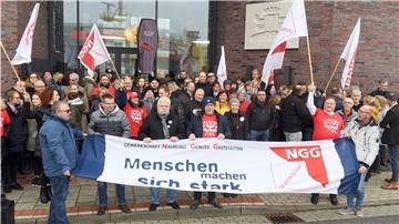 Die „Nordsee“-Betriebsräte demonstrieren in Bremerhaven.