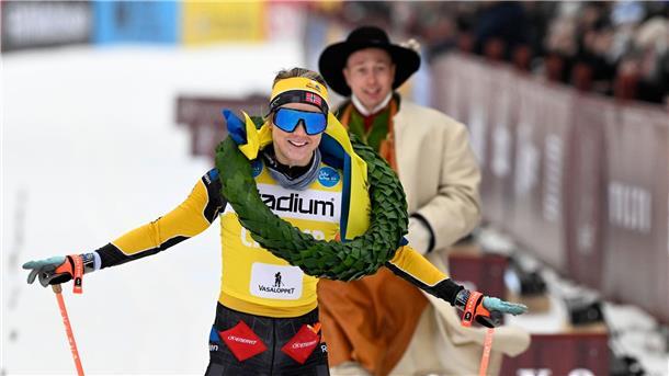 Strapaze im sulzigen Schnee - 100. Wasalauf in Schweden Die Norwegerin Emlie Fleten überquert die Ziellinie und erhält den Siegeskranz von „KRansmas“ Gustav Johansson.