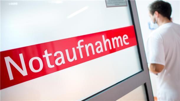 Schild mit Aufschrift Notaufnahme