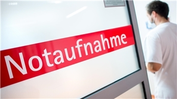 Schild mit Aufschrift Notaufnahme