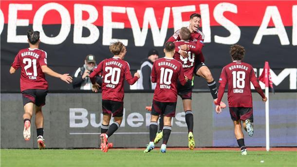 Die Nürnberger Spieler bejubeln das Siegtor zum 3:2.