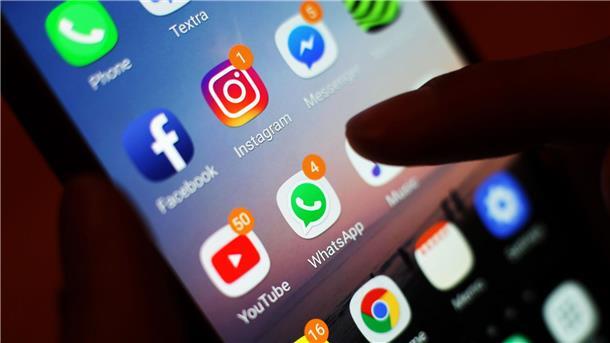 Ein Smartphone-Display mit vielen Icons sozialer Medien