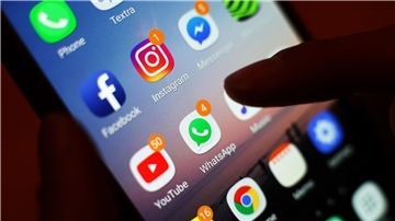 Ein Smartphone-Display mit vielen Icons sozialer Medien