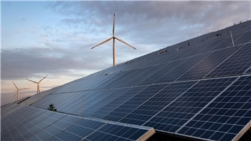 Die Nutzung von Wind- und Sonnenstrom sowie Erdwärme dient dem Klimaschutz, macht unabhängig von fossilen Energieträgern und trägt den Zielen der Energiewende Rechnung. In diesem Jahr lässt der Kreis drei große Solaranlagen installieren.