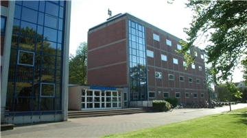 Das Foto zeigt die Oberschule 1. 