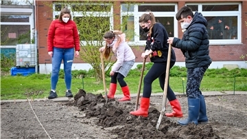 Die Oberschule Geestemünde ist jetzt offiziell eine „Ackerschule“. Auf dem Stundenplan stehen Gemüseanbau, Lebensmittelverschwendung und Sortenvielfalt. Auf dem schuleigenen Feld zeigen die Schüler dann mit Harke und Spaten, was sie gelernt haben.