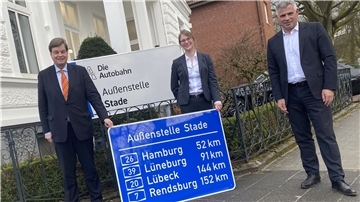 Die oberste Autobahn-Managerin der Region Maren Quast mit Staatssekretär Enak Ferlemann (CDU) und Stephan Krenz (r.), Chef der Autobahn GmbH, vor der neuen Außenstelle der Autobahngesellschaft in der Stader Gründelstraße.