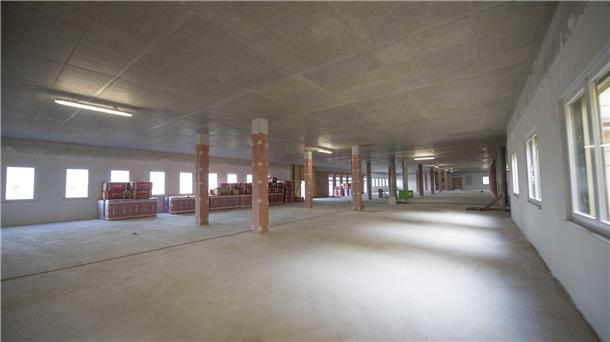 Die oberste Etage der Helios-Klinik stellt eine Ausbaureserve dar. Dort ist alles im Rohbau-Zustand, könnte aber jederzeit ausgebaut werden. 130 Betten stehen dafür bereit.