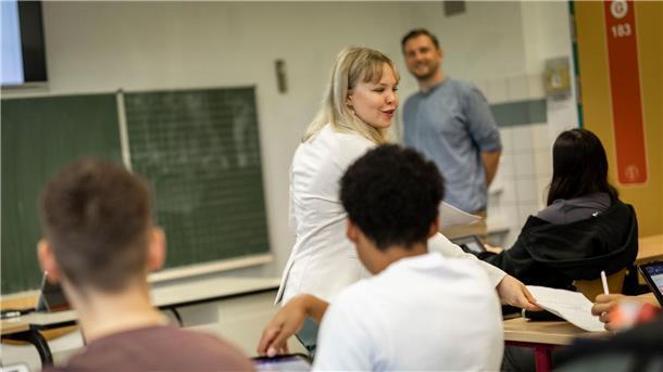 Die Oberstufenschülerin Gina Marie Wiethege spielt im Rahmen des Projekts Rollenwechsel einen Tag lang Lehrer.
