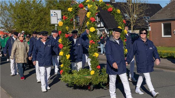 Die örtlichen Vereine waren dabei beim Umzug zum Maibaumsetzen in Burhave.