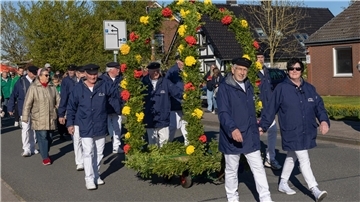 Die örtlichen Vereine waren dabei beim Umzug zum Maibaumsetzen in Burhave.