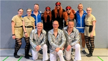 Die Oeser Männertanzgruppe „Black Mambas“ und ihre drei Trainerinnen suchen Verstärkung. Wer bei der gut gelaunten Gruppe mitmachen möchte, darf sich gerne melden. 