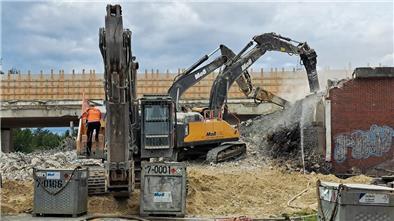 Die östliche Brücke an der Anschlussstelle Wulsdorf wird mit Presslufthämmern an Baggern abgerissen. Die Abrisskante wird bewässert, damit weniger Staub aufsteigt. 