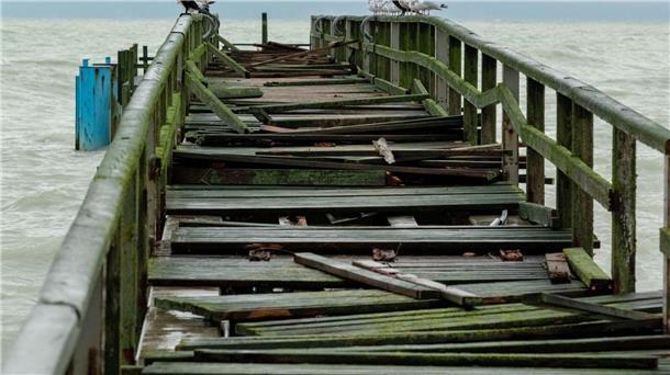 Großes Aufräumen nach Sturmflut mit Millionen-Schäden Die ohnehin baufällige Seebrücke in Sassnitz wurde von den Wellen stark beschädigt.