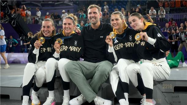 „Historische Nacht“: Olympia-Gold bringt 3x3 ins Rampenlicht Die Olympiasiegerinnen mit Dirk Nowitzki.