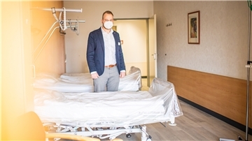 Die Onkologie zieht vom Ameos-Klinikum Mitte in den Bürgerpark. Krankenhausdirektor Jan-Henning Stoffers zeigt ein renoviertes Dreibettzimmer auf der Station.