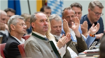 Die Opposition im bayerischen Landtag fordert den Rausschmiss von Hubert Aiwanger (M, Freie Wähler).