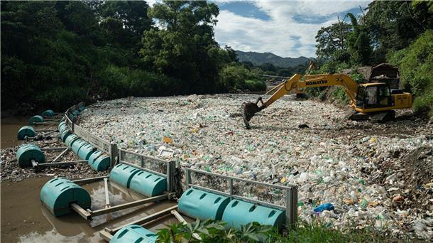 Die Organisation The Ocean Cleanup holt Müll aus dem Fluss Las Vacas in Guatemala.