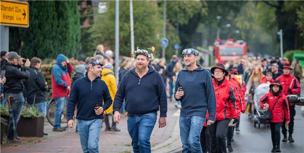 Die Organisatoren (von links) Philipp, Niklas und Daniel sind mit guter Stimmung...