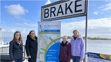 Die Organisatorinnen des Klimaschutzankers freuen sich auf den Fair- und Regionalmarkt: Judith Bremer (Landkreis Wesermarsch), Lisa Nitschke (Magistrat Bremerhaven), Ann-Christin Wengel und Stephanie Hahn-Dunkerley (Landkreis Cuxhaven, von links).