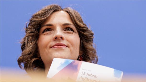 Die Ostbeauftragte Elisabeth Kaiser hat ihren ersten Jahresbericht vorgestellt.