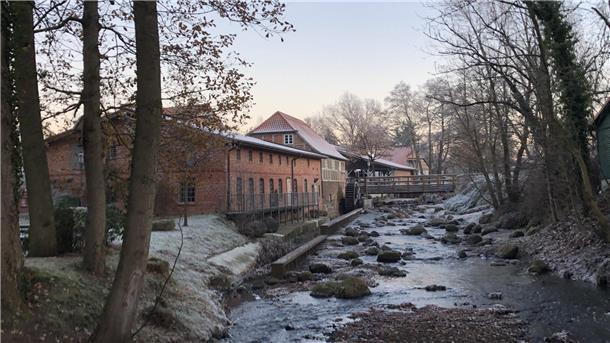 Das Foto zeigt die Oste bei der Wassermühle in Sittensen. 