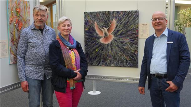 Die fast blinde Künstlerin Jana Segelken zeigt ihre Kunst  Die Ostendorfer Künstlerin Jana Segelken stellt im Foyer der Sparkassen-Geschäftsstelle Bremervörde noch bis zum 23. Mai eine Auswahl ihrer jüngeren Werke aus. Unser Foto zeigt die gebürtige Rostockerin mit ihrem Ehemann Torsten (links) und Sparkassen-Geschäftsstellenleiter Volker Stahmann.