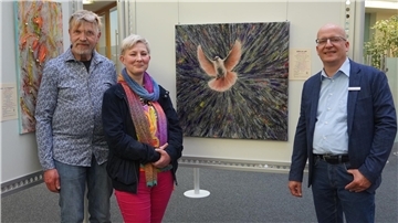 Die fast blinde Künstlerin Jana Segelken zeigt ihre Kunst  Die Ostendorfer Künstlerin Jana Segelken stellt im Foyer der Sparkassen-Geschäftsstelle Bremervörde noch bis zum 23. Mai eine Auswahl ihrer jüngeren Werke aus. Unser Foto zeigt die gebürtige Rostockerin mit ihrem Ehemann Torsten (links) und Sparkassen-Geschäftsstellenleiter Volker Stahmann.