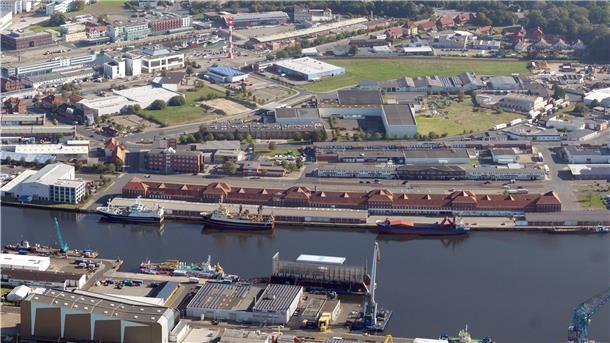 Die Packhalle X im Fischereihafen (rotes Klinnkergebäude) ist riesig und beherbergt verschiedene Nutzungen. Nun soll ein Gründerzentrum für junge Lebensmittelunternehmen dazu kommen.