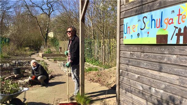 Die Pädagogen Yvonne Hoffmann und Gregor Stender bringen den verwüsteten Schulgarten der Lutherschule in Schuss.