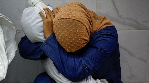 Die Palästinenserin Inas Abu Maamar, 36, umarmt im Nasser-Krankenhaus in Chan Junis die Leiche ihrer 5-jährigen Nichte Saly, die bei einem israelischen Angriff getötet wurde. Das Bild von Mohammed Salem wurde als Weltpressefoto 2024 ausgezeichnet. mit dem ersten Preis aus.