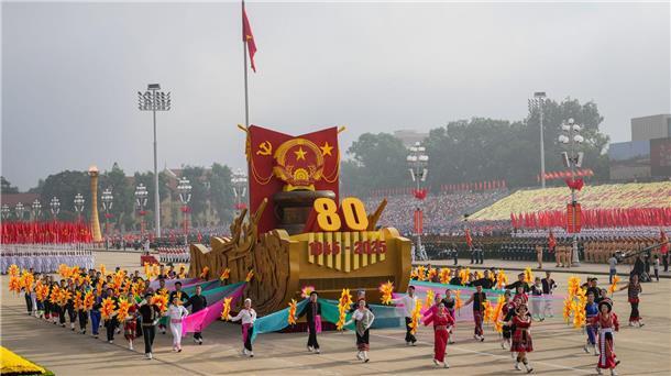 Vietnam inszeniert prächtige Parade zum 80. Nationalfeiertag Die Parade fand auf dem Ba-Dinh-Platz statt, wo Ho Chi Minh vor 80 Jahren die Unabhängigkeit verkündet hatte.