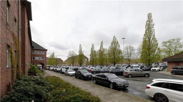 Die Parkplätze an den Stadthäusern sollen neu gestaltet werden. Foto: Masorat