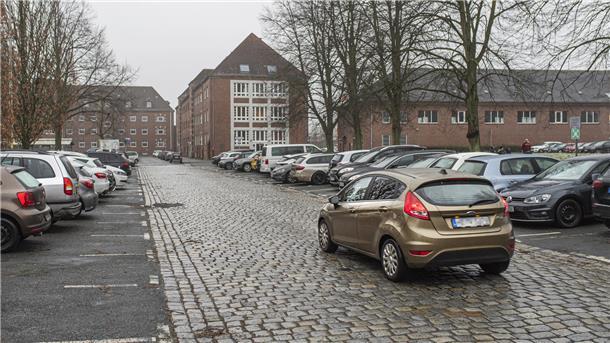 Die Parkplätze bei den Stadthäusern werden verringert und kostenpflichtig gemacht.