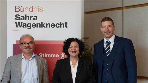 BSW gründet Landesverbände in Niedersachsen und Bremen Die Partei Bündnis Sahra Wagenknecht (BSW) hat einen niedersächsischen Landesverband gegründet. An der Spitze stehen der Mediziner Thorsten Renken (r.) und der bisherige Landesbeauftragte des BSW für Niedersachsen, Holger Onken (l). Die Bundesvorsitzende Amira Mohamed Ali nahm am Parteitag teil.