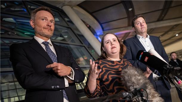 Grüne Ernüchterung nach dem Koalitions-Marathon Die Parteichefs der Koalitionsparteien: Lars Klingbeil (SPD) Ricarda Lang (Grüne) und Christian Lindner (FDP, v.l.n.r.).