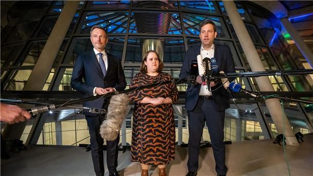 Die Parteichefs der Koalitionsparteien, Lars Klingbeil (SPD, r-l), Ricarda Lang (Grüne) und Christian Lindner (FDP) sprechen im Bundestag nach dem Koalitionsausschuss.