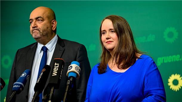 Die Parteispitze um Ricarda Lang (rechts) und Omid Nouripour zieht Konsequenzen - das lässt auch die Grünen im Cuxland nicht kalt.