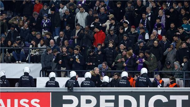 Die Partie in Anderlecht war aus Sicherheitsgründen für rund 20 Minuten unterbrochen.