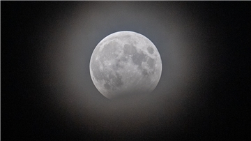 Die partielle Mondfinsternis in Speckenbüttel aufgenommen.