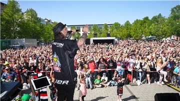 Die Party ist in vollem Gange! Die Pinguins-Fans feiern ihr Team.