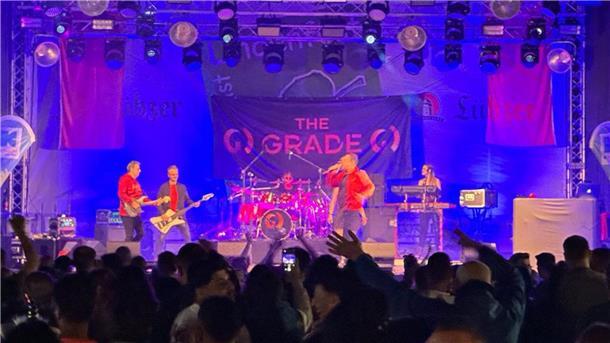 Live-Musik im Zelt: So will Florian Bratmann die Tarmstedter Ausstellung rocken Die Partybesucher in Tarmstedt können sich am Freitagabend bei der Ü-30-Party auf eine Live-Bühnenshow mit der Band The Grade freuen.