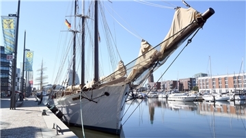 Ein Segelschiff liegt an der Kaje. 