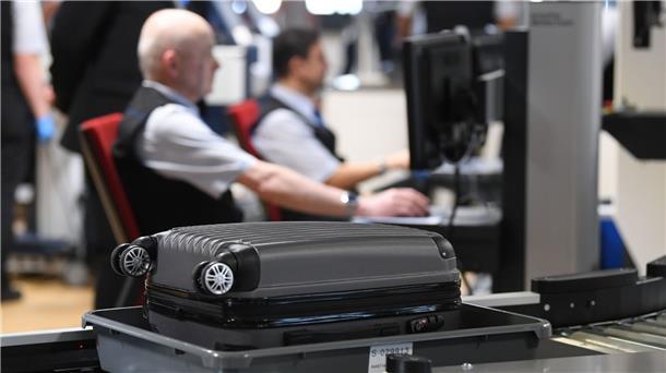 Frankfurter Flughafen organisiert Kontrollen künftig selbst Die Passagierkontrollen am Frankfurter Flughafen will der Airport künftig selbst in die Hand nehmen.